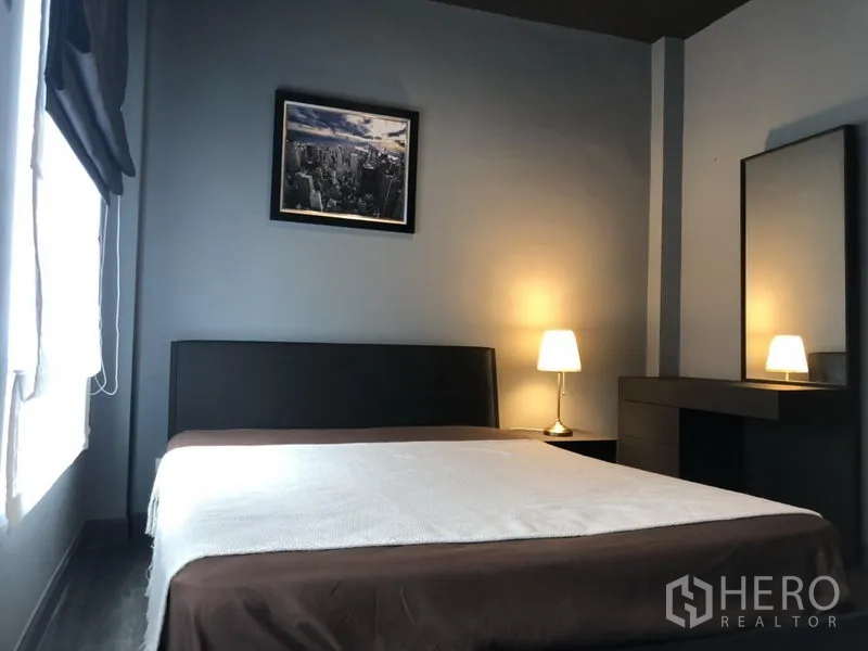 ทาวน์เฮาส์ ให้เช่าในBang Kapi, Bangkok - ห้องนอนที่สามอบอุ่น พร้อมโต๊ะเครื่องแป้ง โคมไฟ และหน้าต่างมีม่าน