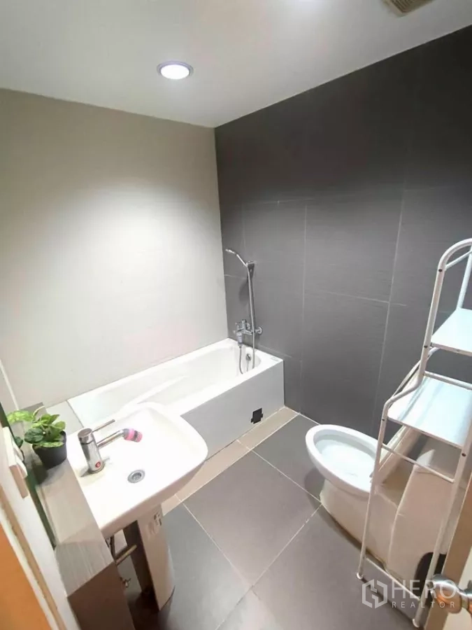 公寓 出租在Khlong Toei, Bangkok - 第二卫生间配浴缸、手持花洒、洗手盆与马桶。