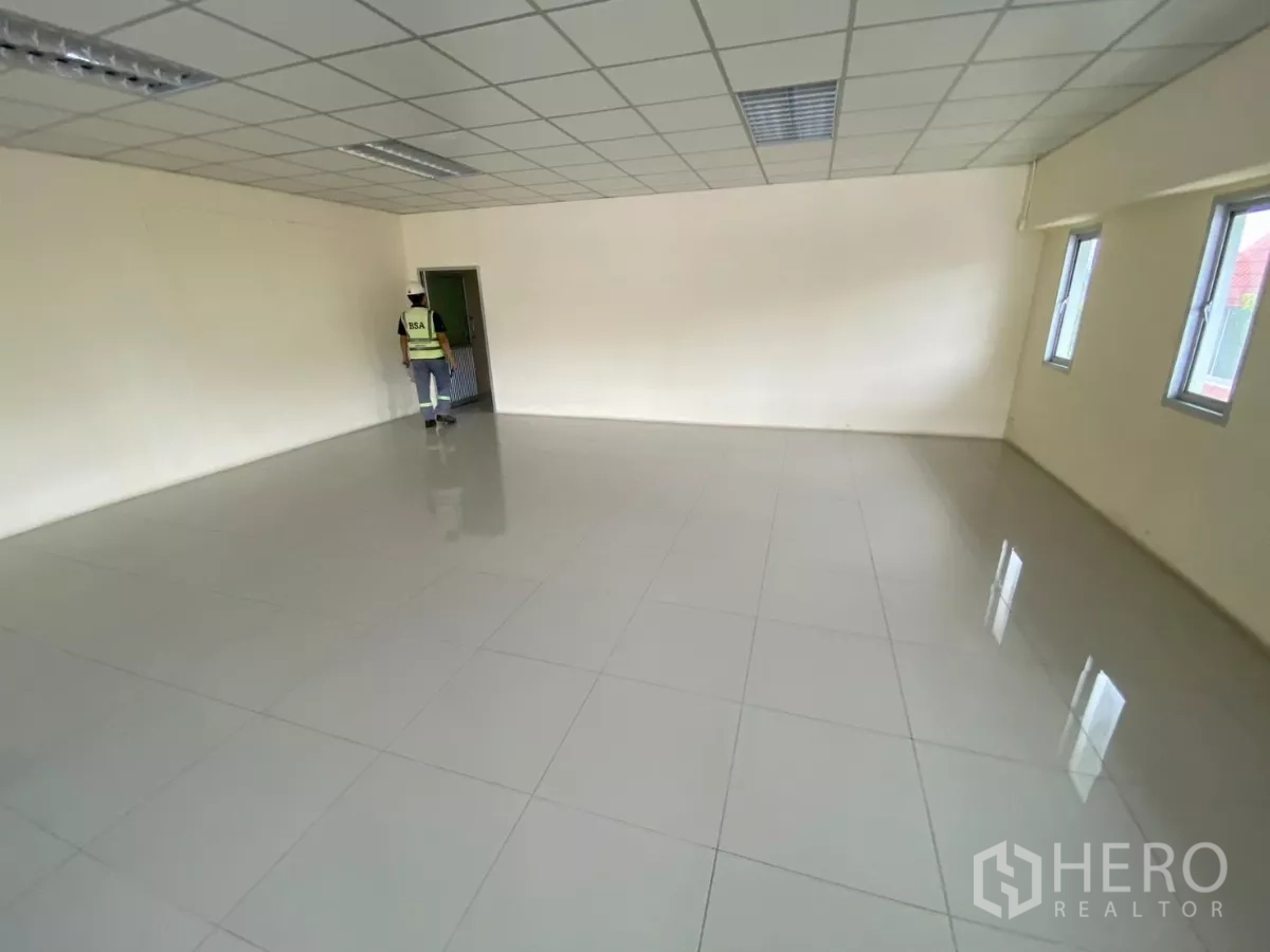 工厂 出租在Khlong Toei, Bangkok - 空置办公室，瓷砖地面与采光窗。