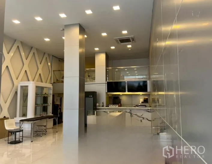 พื้นที่ขายปลีก ให้เช่าในWatthana, Bangkok - พื้นที่โชว์รูมติดไฟดาวน์ไลท์ เคาน์เตอร์บริการ และชั้นลอย