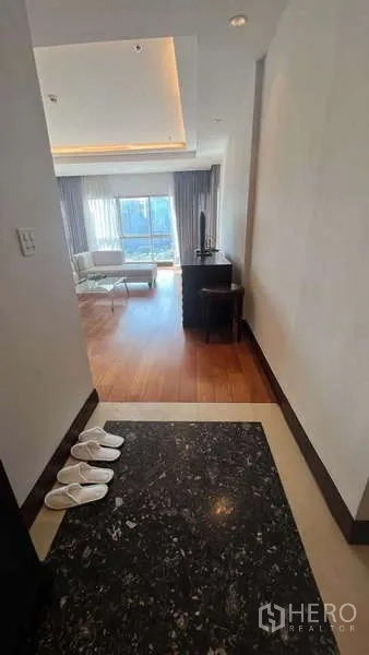 อพาร์ทเมนท์ ให้เช่าในPathum Wan, Bangkok - โถงทางเข้าพร้อมพื้นหินอ่อน เปิดสู่พื้นที่นั่งเล่นสว่างและหน้าต่างกว้าง