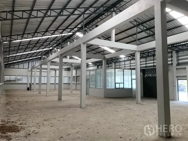 工厂 出租在Bang Bua Thong, Nonthaburi - 带天窗的开放式生产区，旁设玻璃隔间办公室。