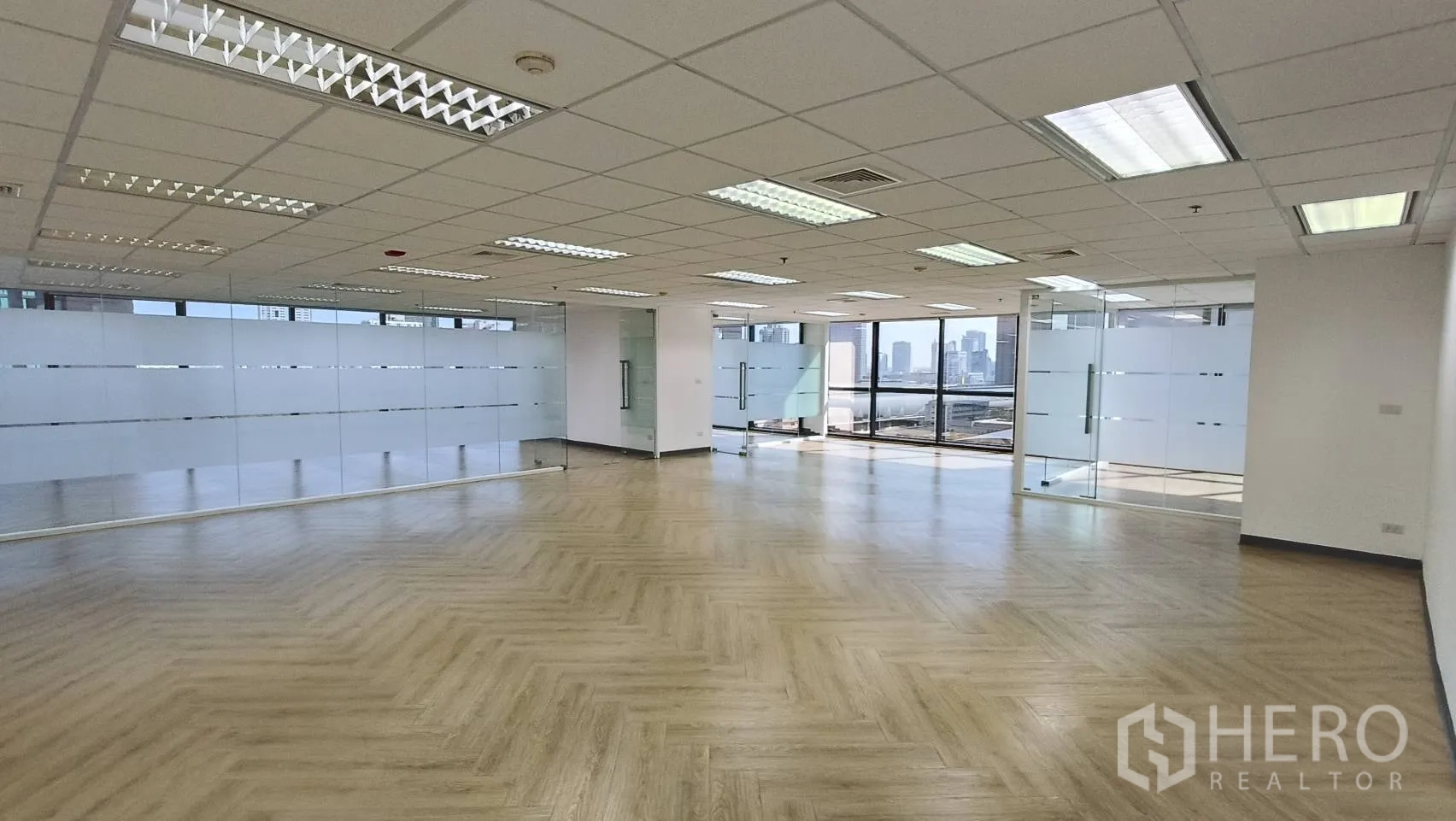 办公空间 for rent in Ratchathewi, Bangkok - 开放工作区，多扇玻璃门隔断，大窗自然采光