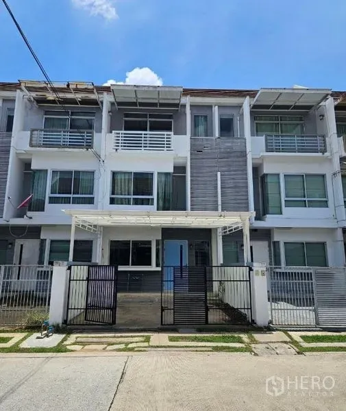 สำนักงานที่บ้าน ให้เช่าหรือขายในSuan Luang, Bangkok - ด้านหน้าทาวน์โฮม 3 ชั้นมีรั้วและระเบียง ในเขตสวนหลวง กรุงเทพฯ