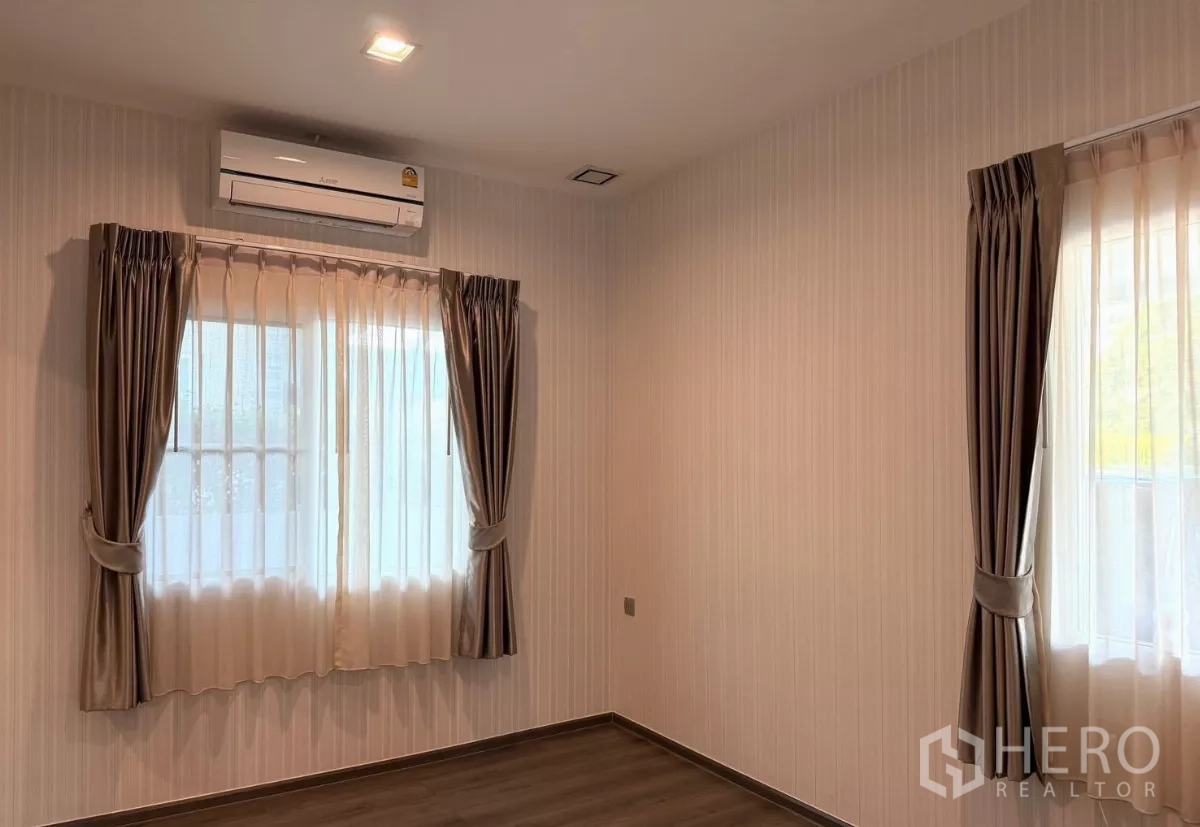 Detached House for rent in Prawet, Bangkok - Empty bedroom with freestanding mirror and storage racks