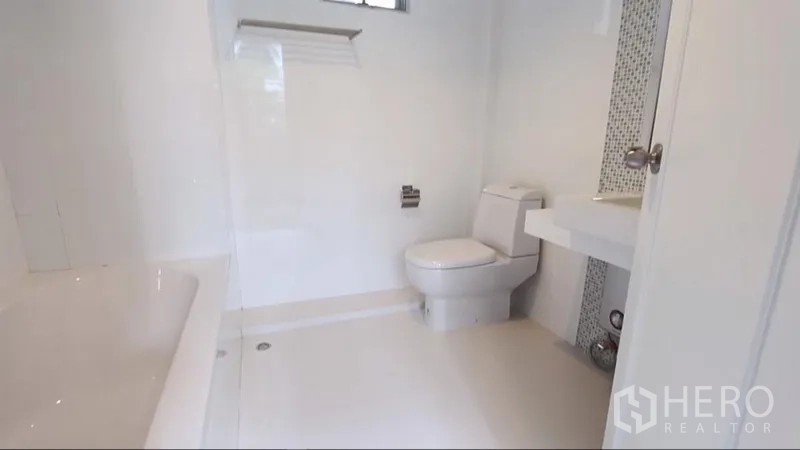 อพาร์ทเมนท์ ให้เช่าในKhlong Toei, Bangkok - ห้องน้ำสีขาวแบบมินิมอล มีโซนฝักบัวแบบวอล์กอิน โถสุขภัณฑ์ และโมเสกตกแต่ง