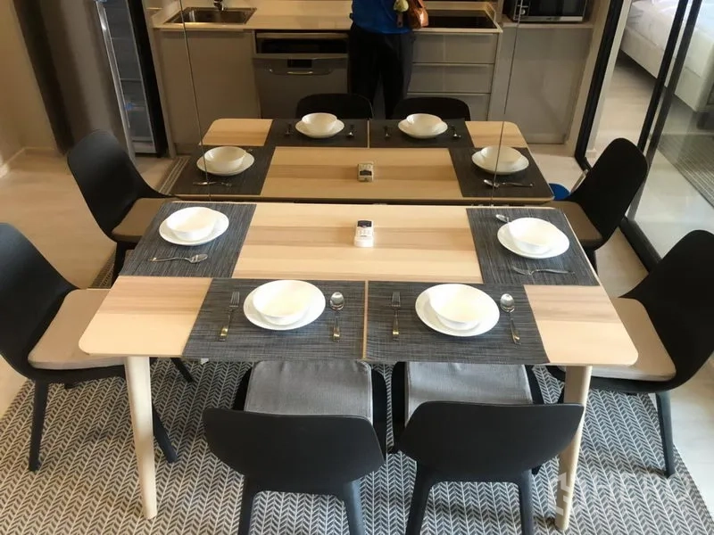 公寓 出租在Pathum Wan, Bangkok - 六人餐桌已摆放餐具，旁为镜面墙