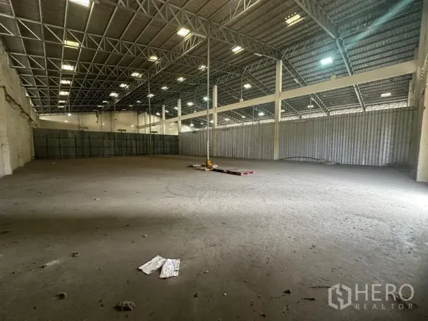 คลังสินค้า ให้เช่าในYan Nawa, Bangkok - ฮอลล์เก็บสินค้าพื้นที่โล่ง ผนังเมทัลชีท เสาโครงสร้าง และช่วงเสากว้าง