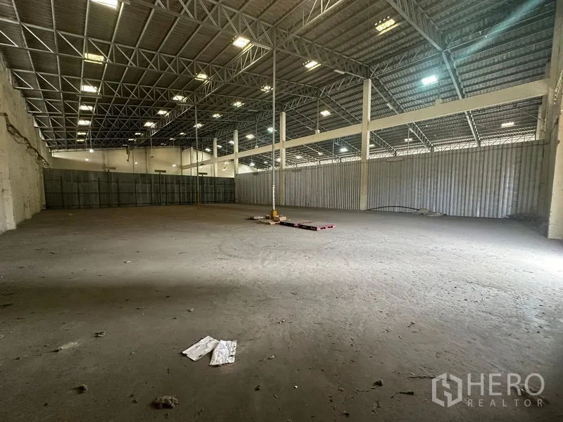 คลังสินค้า ให้เช่าในYan Nawa, Bangkok - ฮอลล์เก็บสินค้าพื้นที่โล่ง ผนังเมทัลชีท เสาโครงสร้าง และช่วงเสากว้าง