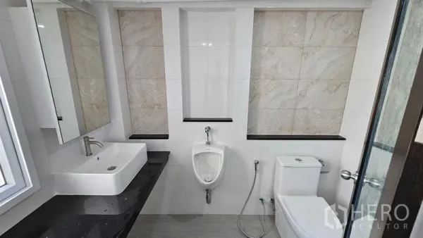 สำนักงานที่บ้าน ให้เช่าในBang Na, Bangkok - ห้องน้ำสมัยใหม่ มีอ่างล้างหน้า กระจก โถสุขภัณฑ์และโถปัสสาวะ