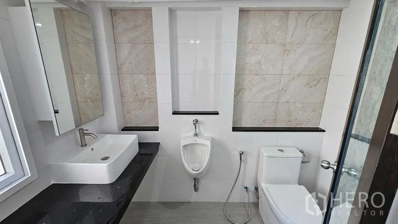 สำนักงานที่บ้าน ให้เช่าในBang Na, Bangkok - ห้องน้ำสมัยใหม่ มีอ่างล้างหน้า กระจก โถสุขภัณฑ์และโถปัสสาวะ