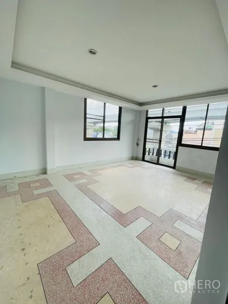 อาคารพาณิชย์ ให้เช่าในHuai Khwang, Bangkok - ห้องสว่างมีประตูกระจกบานเลื่อนออกสู่ระเบียงเล็ก