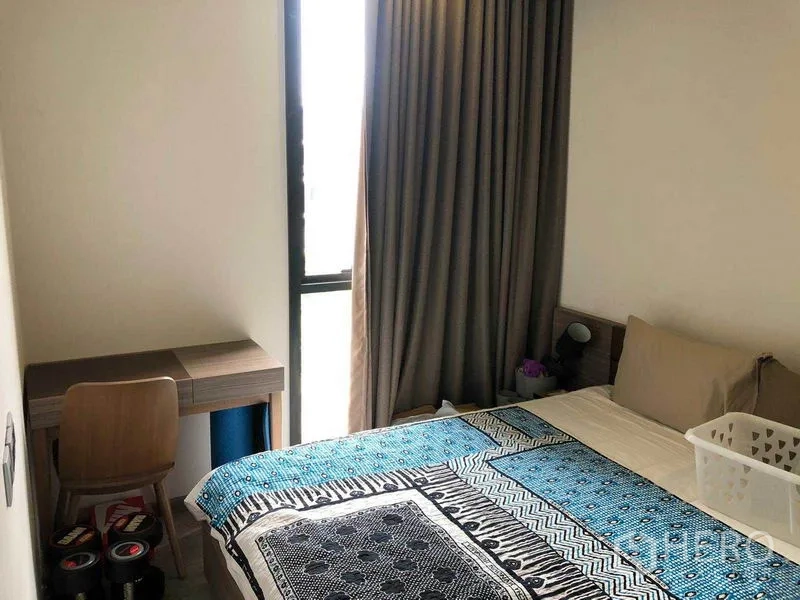 คอนโด ให้เช่าในWatthana, Bangkok - ห้องนอนรองอีกมุมพร้อมโต๊ะทำงานข้างหน้าต่างสูง