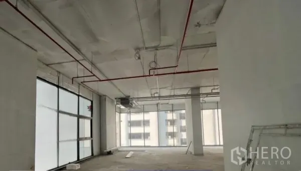 零售空间 出租在Khlong Toei, Bangkok - 明亮的壳体商铺，天花可见机电管线，宽阔玻璃门面，位于曼谷核心区。