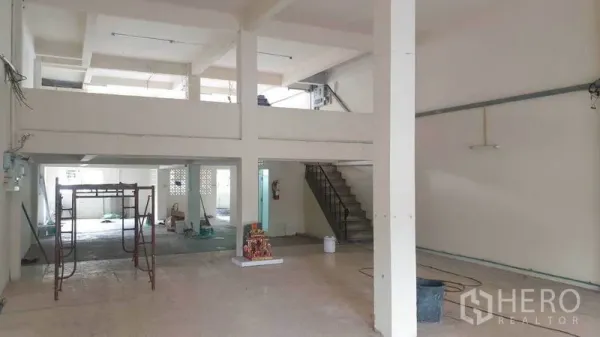 อาคารพาณิชย์ ให้เช่าในPhra Khanong, Bangkok - ฮอลล์เปิดโล่งเพดานสูง มีชั้นลอยและบันได อยู่ระหว่างรีโนเวท
