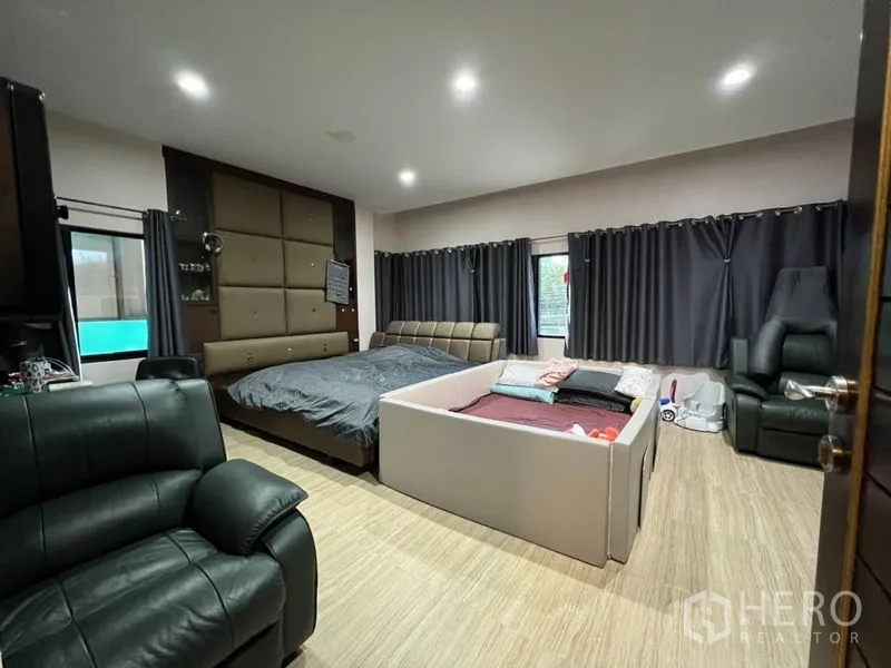 工厂 出售在Wang Thonglang, Bangkok - 大卧室，软包床头、遮光窗帘与木纹地板。