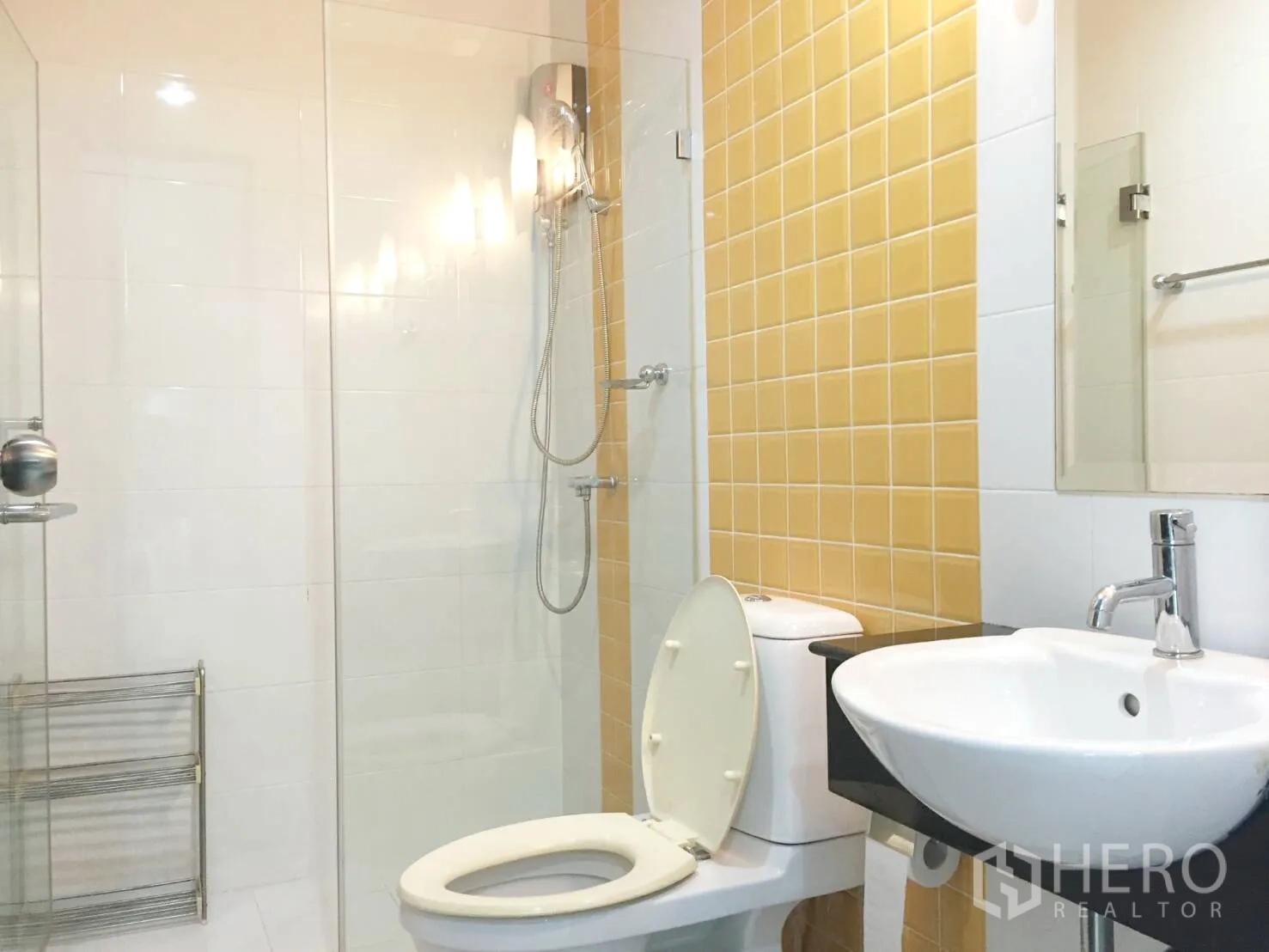 公寓 出租在Khlong Toei, Bangkok - 现代浴室配步入式玻璃淋浴、黄色特色墙与台盆