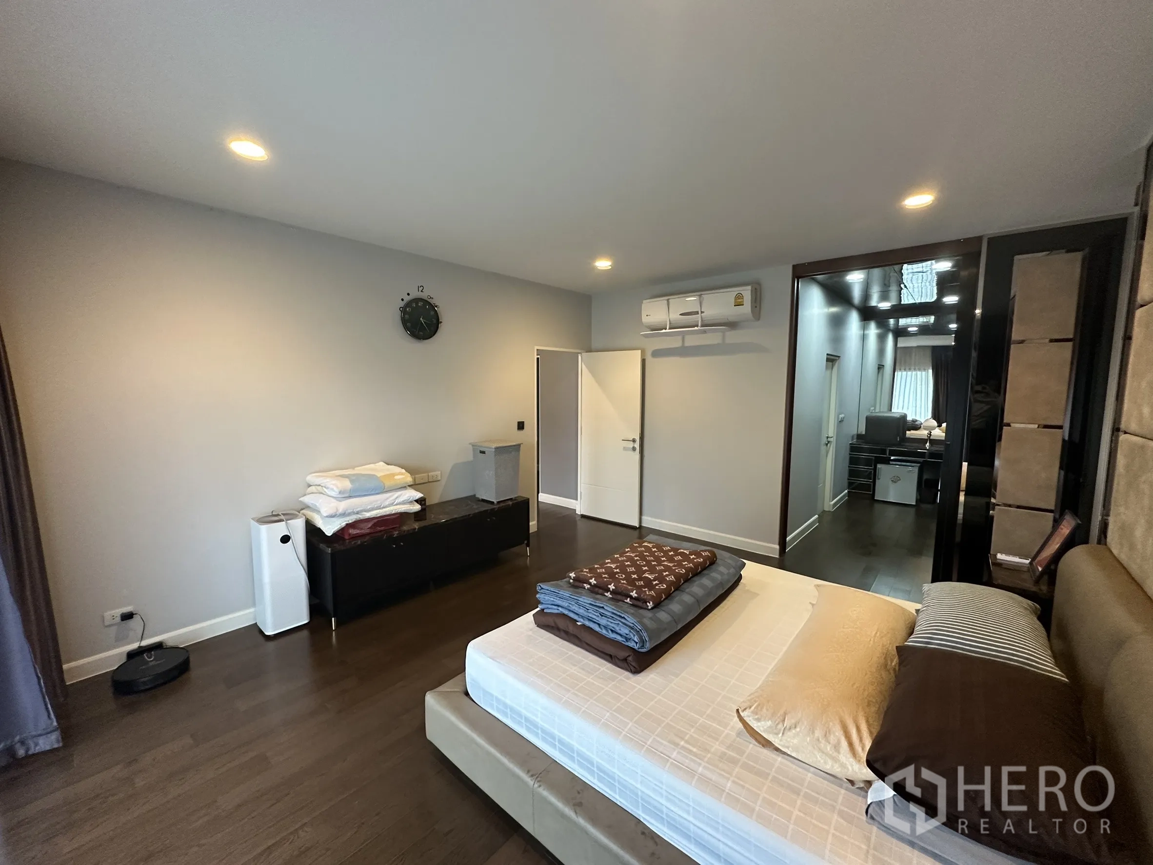 บ้าน ให้เช่าในLam Luk Ka, Pathum Thani - ห้องมาสเตอร์เห็นทางเข้าห้องแต่งตัวและเครื่องปรับอากาศ