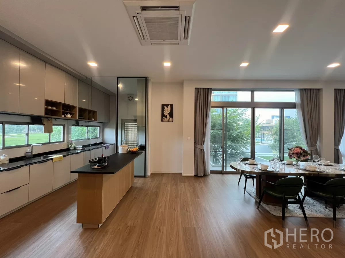 独立式住宅 出租在Saphan Sung, Bangkok - 开放式厨房带中岛，通顶柜，旁连餐区与落地窗