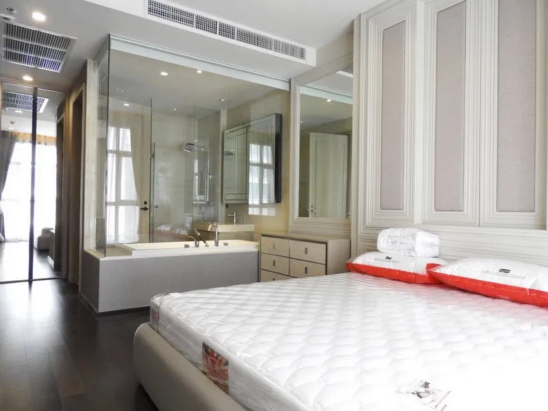 公寓 出租在Watthana, Bangkok - 主卧与玻璃隔断卫浴相连，配浴缸和雨淋花洒。