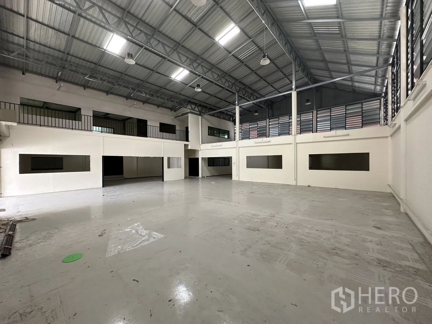 货栈 出租在Suan Luang, Bangkok - 宽敞高挑的仓库地面，吊灯与通风百叶。