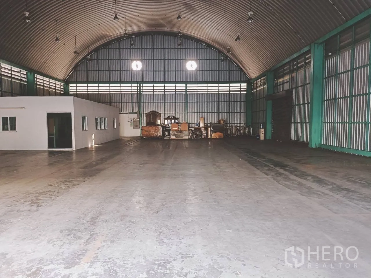 仓库 for rent in Lak Si, Bangkok - 仓库内部宽阔，拱形金属屋顶，平整混凝土地面，侧边带办公区。