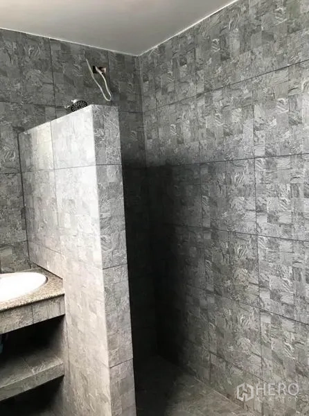 ทาวน์เฮาส์ ให้เช่าในSuan Luang, Bangkok - โซนอาบน้ำปูกระเบื้องสีเทา กั้นผนังครึ่งตัว