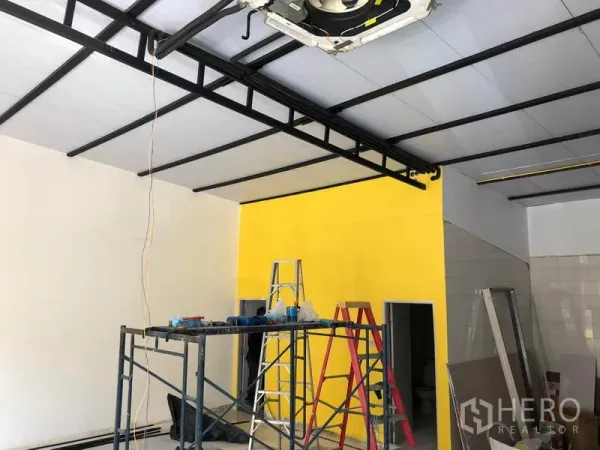 บ้าน ขายในKhlong Toei, Bangkok - ห้องภายในกำลังปรับปรุง เพดานสูง โครงเหล็ก และนั่งร้าน