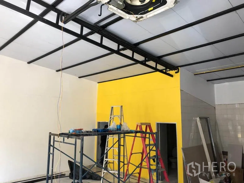 บ้าน ขายในKhlong Toei, Bangkok - ห้องภายในกำลังปรับปรุง เพดานสูง โครงเหล็ก และนั่งร้าน