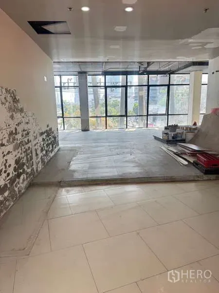 Retail Space for rent in Bang Rak, Bangkok - Entrance zone with step-up platform, tiled floor and full-height glazing overlooking the city.