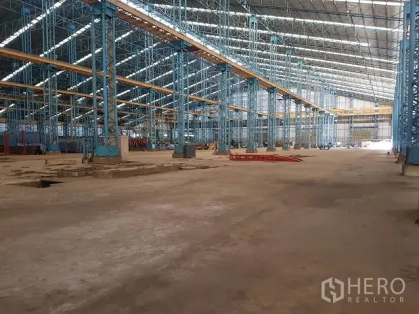 โรงงาน ให้เช่าในMueang Samut Sakhon, Samut Sakhon - ฮอลล์โรงงานเพดานสูง โครงสร้างเหล็ก เสาสีน้ำเงิน มีสกายไลต์และคานรางเครน