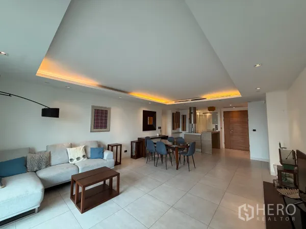 คอนโด ให้เช่าในPhaya Thai, Bangkok - ห้องนั่งเล่นกว้าง พื้นกระเบื้อง โซฟาและชุดทานอาหารเชื่อมต่อครัว