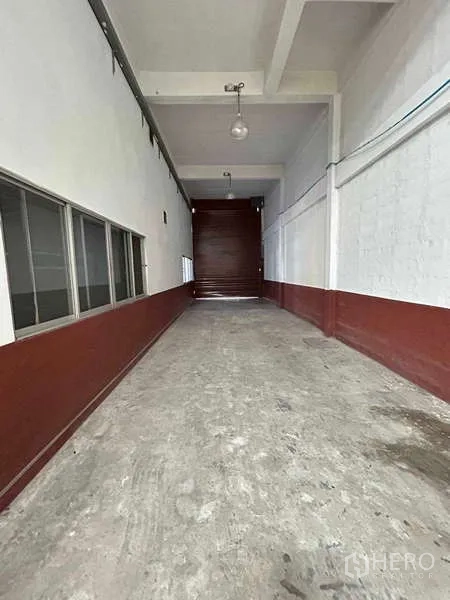 货栈 出租在Bang Phli, Samut Prakan - 室内装卸通道，混凝土地面与卷帘门