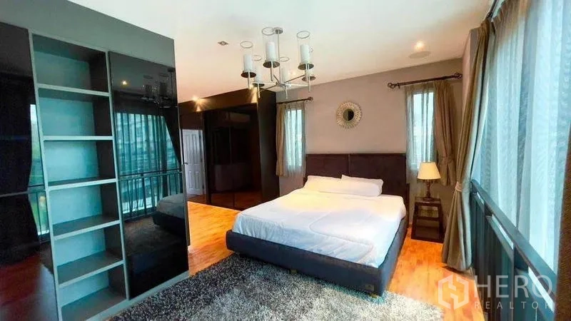 ทาวน์เฮาส์ ให้เช่า - ห้องนอนมาสเตอร์กว้าง เตียงคิงส์ไซส์ โคมไฟระย้า และตู้บิวท์อิน