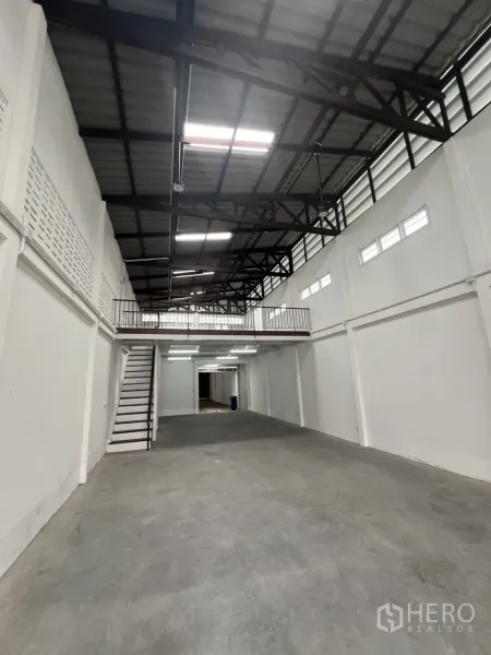 อาคารพาณิชย์ ให้เช่าในKhlong Toei, Bangkok - ฮอลล์เพดานสูงพร้อมชั้นลอย โครงเหล็ก และพื้นคอนกรีต