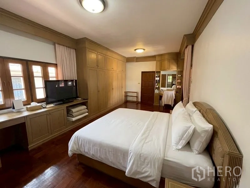 独栋房屋 for sale in Suan Luang, Bangkok - 宽敞卧室，带大面积嵌入式衣柜和电视柜。