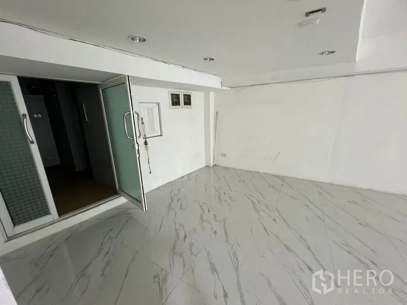 พื้นที่ขายปลีก ให้เช่าในKhlong Toei, Bangkok - ห้องด้านหลังขนาดกะทัดรัด ประตูกระจกฝ้า พื้นลายหินอ่อน.