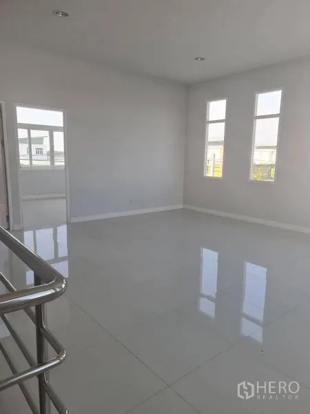 โรงงาน ให้เช่าหรือขายในLam Luk Ka, Pathum Thani - โถงชั้นบนพร้อมราวสแตนเลสและหน้าต่างสูง