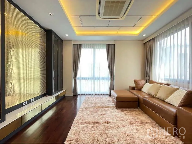Detached House for rent in Bang Sue, Bangkok - Bright lounge with cove lighting, leather sectional and large windows.