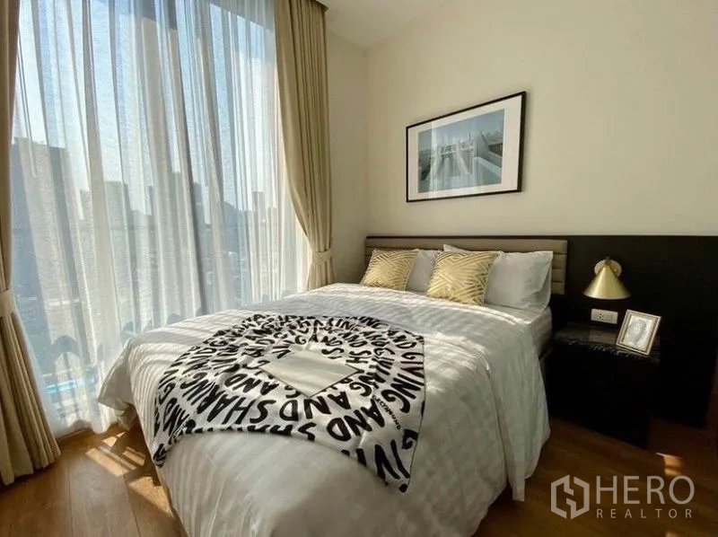 คอนโด ให้เช่าในWatthana, Bangkok - ห้องนอนที่สองมีหน้าต่างบานใหญ่และวิวสกายไลน์หลังผ้าม่านโปร่ง