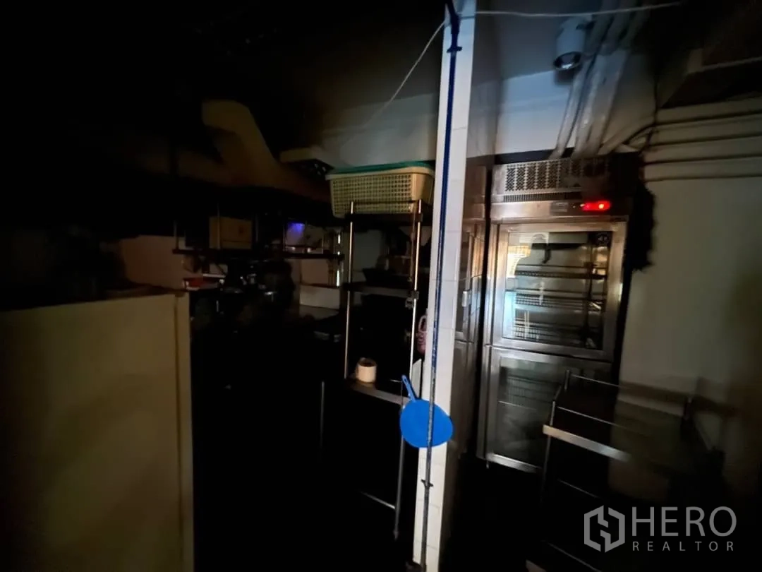 พื้นที่ขายปลีก ให้เช่า - ครัวเชิงพาณิชย์ พร้อมตู้แช่สแตนเลสและชั้นวางของ