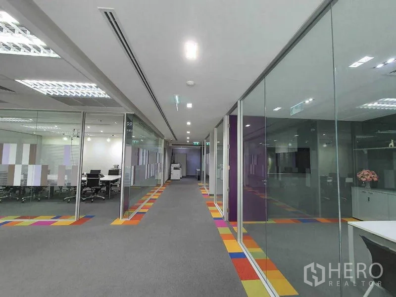 สำนักงาน ให้เช่าในRatchathewi, Bangkok - โถงทางเดินกว้าง มีห้องประชุมผนังกระจกสองฝั่งและแถบสีสดบนพื้น