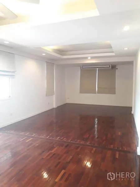 บ้าน ให้เช่าในWatthana, Bangkok - ห้องกว้างพื้นไม้ ฝ้าหลุม มีเครื่องปรับอากาศและมู่ลี่หน้าต่าง