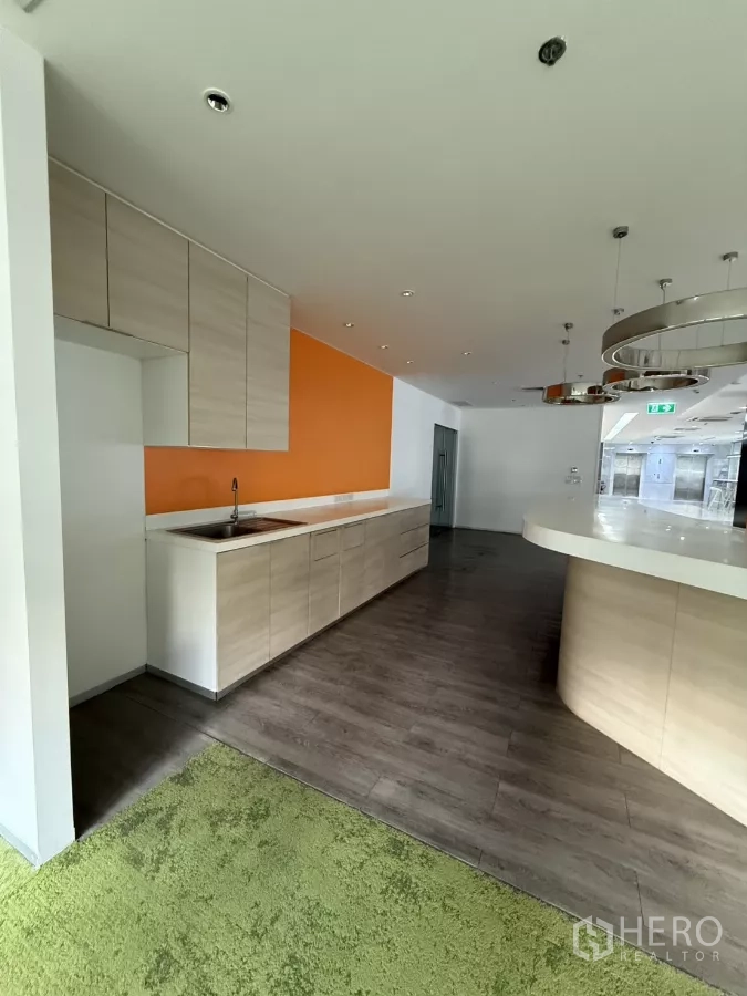 零售空间 出租在Bang Rak, Bangkok - 带水槽的内置茶水间、木质柜体与圆形吊灯，邻近弧形吧台