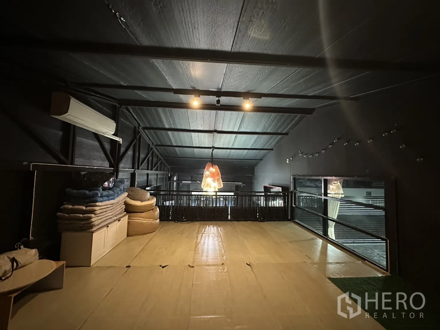 โกดัง for rent in Phra Khanong, Bangkok - พื้นที่เก็บของบนชั้นลอยพร้อมไฟและเครื่องปรับอากาศ