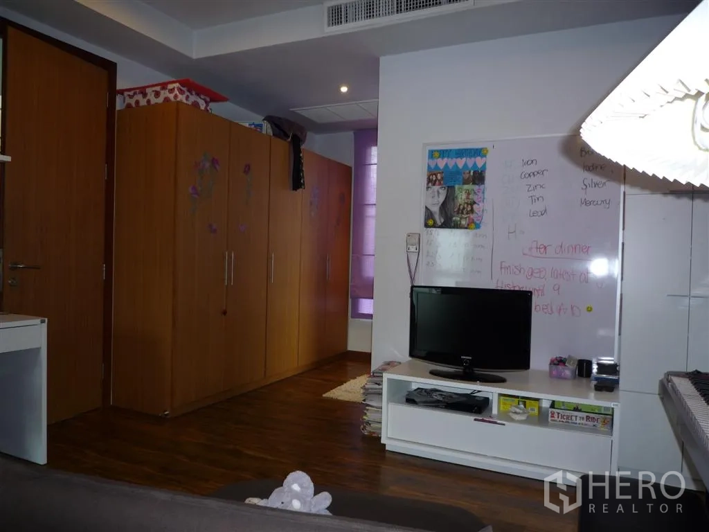 บ้าน ให้เช่าในKhan Na Yao, Bangkok - ห้องพร้อมตู้เสื้อผ้าบิวท์อิน ชั้นวางทีวี และไวท์บอร์ด พื้นไม้