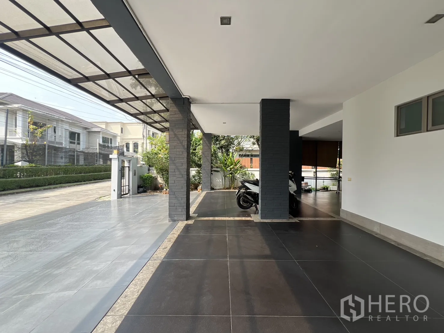 独栋房屋 for rent in Prawet, Bangkok - 宽敞车棚与车道，采光顶，临街入口与整洁路面。