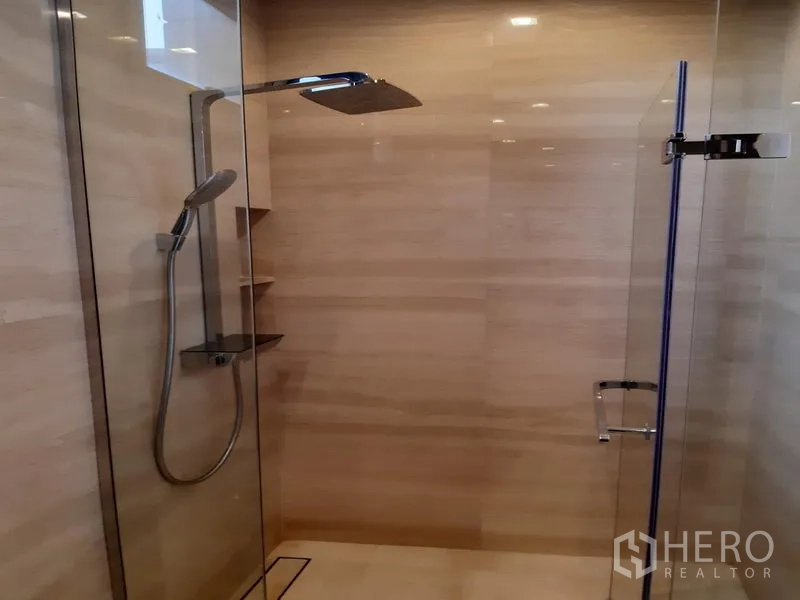 คอนโด ให้เช่าในWatthana, Bangkok - ห้องอาบน้ำกระจกพร้อมเรนชาวเวอร์ผนังหินสีเบจ