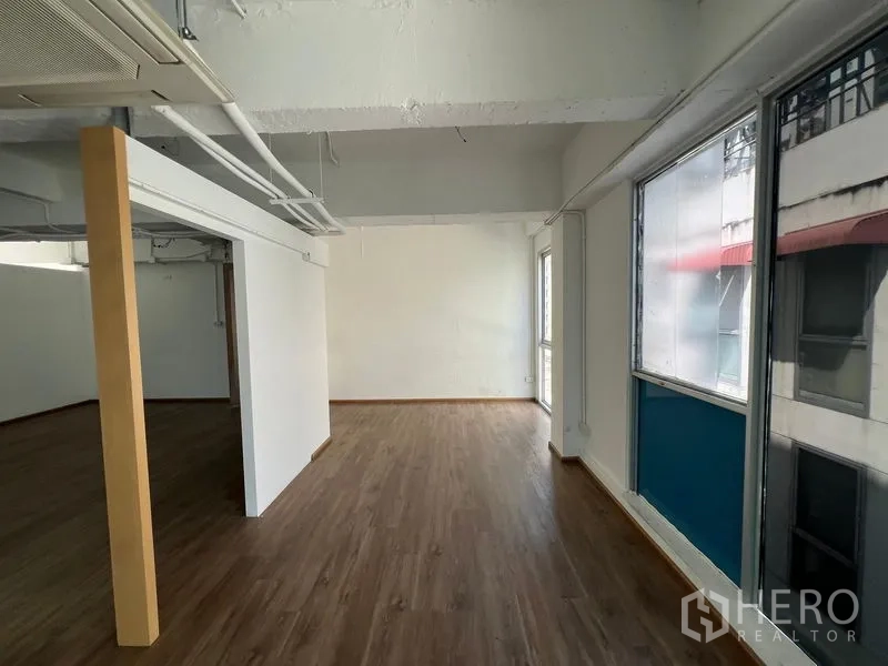 零售空间 出租在Watthana, Bangkok - 可分隔的区域，木地板与立柱，转角采光窗。