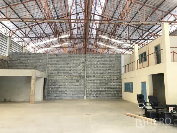 货栈 出租在Khlong Sam Wa, Bangkok - 仓库内部，高钢梁屋架与采光带，砖隔墙，开阔通透地面。